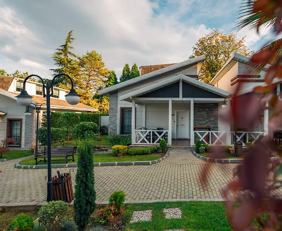 Sapanca Kırkpınar'da Tesis İçerisinde, Ortak Havuzlu, Modern Bungalov - 1