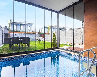 Sapanca'da Geniş Ailelere Uygun, Isıtmalı Havuzlu, Merkezi Villa - 1