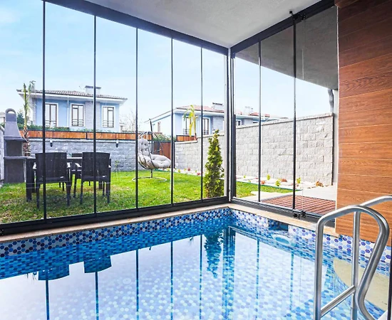 Sapanca'da Geniş Ailelere Uygun, Isıtmalı Havuzlu, Merkezi Villa - 1