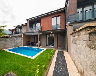 Sapanca'da Geniş Ailelere Uygun, Isıtmalı Havuzlu, Merkezi Villa - 1