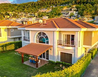 Sapanca'da Geniş Alanlara Sahip, Özel Isıtmalı Havuzlu, Modern Villa - 1