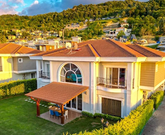 Sapanca'da Geniş Alanlara Sahip, Özel Isıtmalı Havuzlu, Modern Villa - 1
