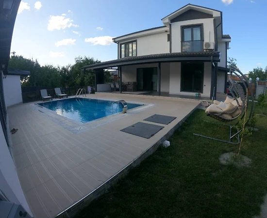 Sapanca Kurtköy'de Huzurlu Konumda, Özel Havuzlu, Ferah Villa - 1