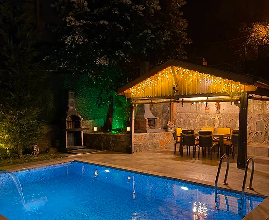 Sapanca'da Geniş Bahçeli, Isıtmalı Havuzlu, Kiralık Müstakil Villa - 1