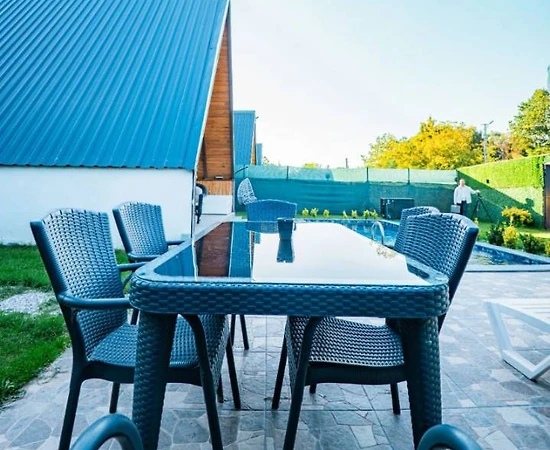 Sapanca Çayiçi'nde Sakin Konumda, Isıtmalı Havuzlu, Kiralık Bungalov - 1