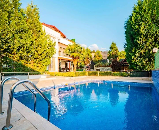Sapanca Göl'de Sakin Konumda, Isıtmalı Havuzlu, Şık Villa - 1