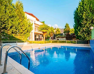 Sapanca'da Göl Manzaralı Sakin Konumda, Isıtmalı Havuzlu, Lüks Villa - 1