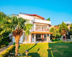 Sapanca Göl'de Sakin Konumda, Isıtmalı Havuzlu, Şık Villa - 2