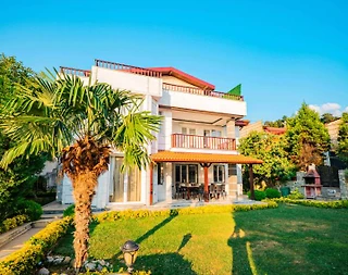 Sapanca'da Göl Manzaralı Sakin Konumda, Isıtmalı Havuzlu, Lüks Villa - 2