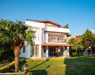 Sapanca'da Göl Manzaralı Sakin Konumda, Isıtmalı Havuzlu, Lüks Villa - 4