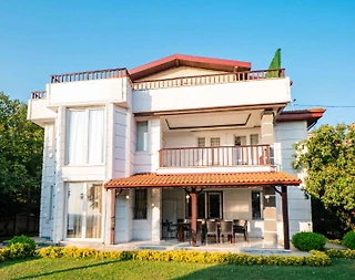 Sapanca'da Göl Manzaralı Sakin Konumda, Isıtmalı Havuzlu, Lüks Villa - 5