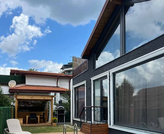 Sapanca'da Göl Manzaralı Ailelere Uygun, Isıtmalı Havuzlu, Geniş Villa - 1