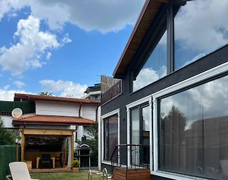 Sapanca'da Göl Manzaralı Ailelere Uygun, Isıtmalı Havuzlu, Geniş Villa - 1