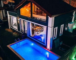 Sapanca'da Göl Manzaralı Ailelere Uygun, Isıtmalı Havuzlu, Geniş Villa - 4