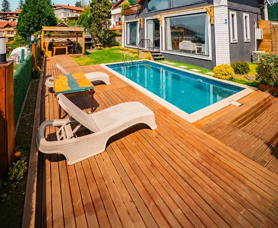 Sapanca'da Göl'de Enfes Manzaralı, Isıtmalı Havuzlu, Balayı Villası - 1