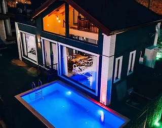 Sapanca'da Göl'de Geniş Ailelere Uygun, Isıtmalı Havuzlu, Ferah Villa - 1