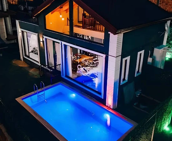 Sapanca'da Göl'de Geniş Ailelere Uygun, Isıtmalı Havuzlu, Ferah Villa - 1