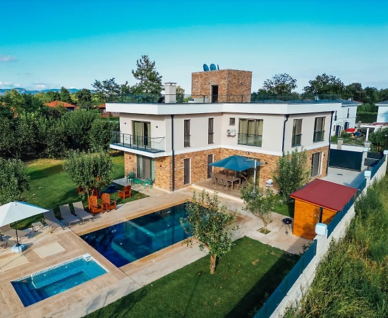 Sapanca'da Kalabalık Ailelere Uygun, Isıtmalı Havuzlu, Kiralık Villa - 1