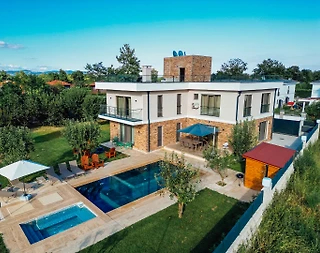 Sapanca'da Kalabalık Ailelere Uygun, Isıtmalı Havuzlu, Kiralık Villa - 1