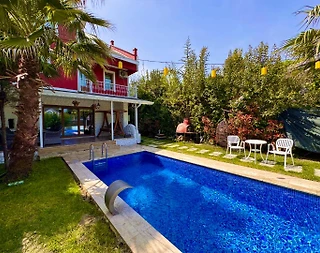 Sapanca Kırkpınar'da Merkezi Konumda, Isıtmalı Havuzlu, Şık Villa - 1