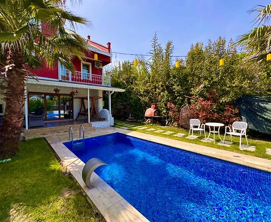 Sapanca Kırkpınar'da Merkezi Konumda, Isıtmalı Havuzlu, Kiralık Villa - 1