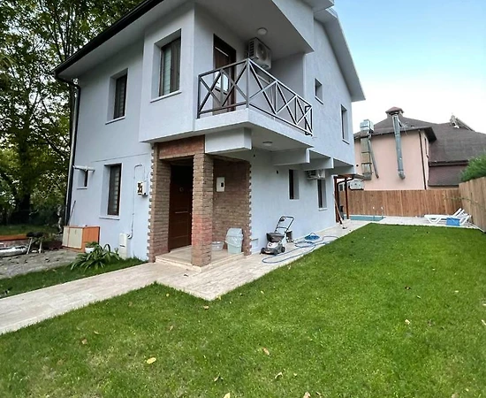 Sapanca Kırkpınar'da Merkezi Konumda, Isıtmalı Havuzlu, Modern Villa - 1