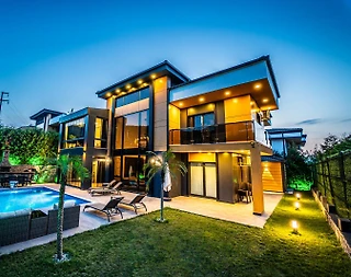 Sapanca Kırkpınar'da Merkezi Konumda, Isıtmalı Havuzlu, Lüks Villa - 1