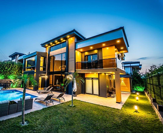 Sapanca Kırkpınar'da Merkezi Konumda, Isıtmalı Havuzlu, Lüks Villa - 1