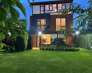 Sapanca'da Merkezi Konumda, Isıtmalı Havuzlu, Lüks Villa - 1