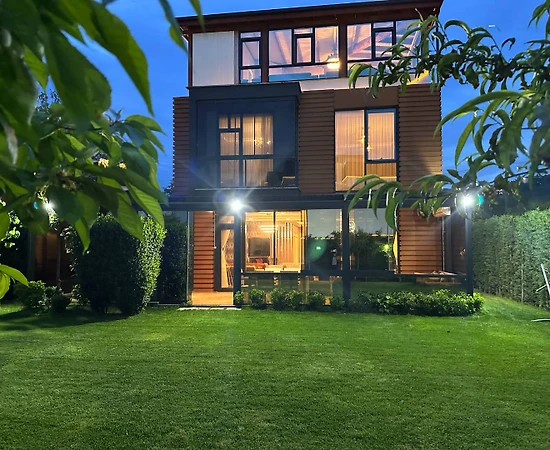 Sapanca'da Merkezi Konumda, Isıtmalı Havuzlu, Lüks Villa - 1