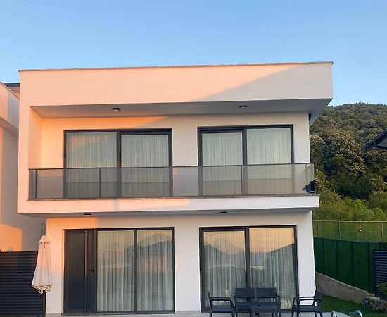 Sapanca Kırkpınar'da Geniş Bahçe İçerisinde, Özel Havuzlu, Lüks Villa - 1