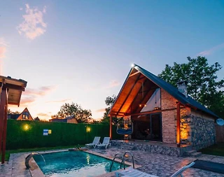 Sapanca Yanık'ta Merkezi Konumda, Isıtmalı Havuzlu, Lüks Bungalov - 1