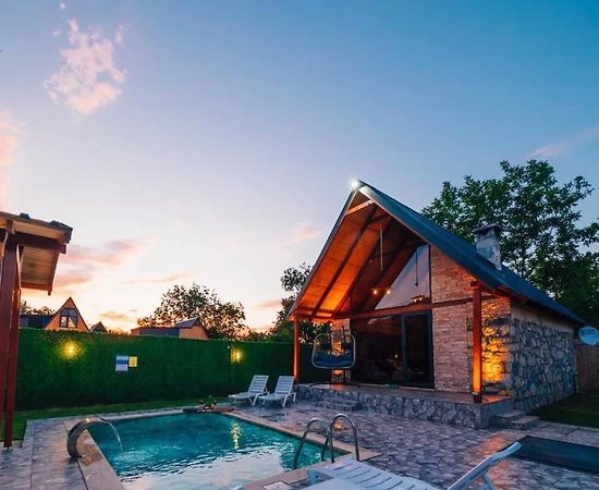 Sapanca Yanık'ta Merkezi Konumda, Isıtmalı Havuzlu, Lüks Bungalov - 1