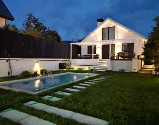 Sapanca Kurtköy'de Geniş Bahçeli, Özel Havuzlu, Modern Villa  - 1