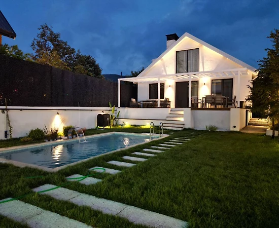 Sapanca Kurtköy'de Geniş Bahçeli, Özel Havuzlu, Modern Villa  - 1