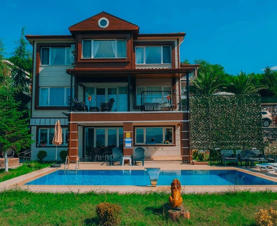 Sapanca'da Panoramik Doğa Manzaralı, Özel Havuzlu, Bahçeli Lüks Villa - 1