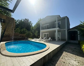 Sapanca Yanık'ta Yemyeşil Bahçeli, Özel Havuzlu, Geniş Villa - 1