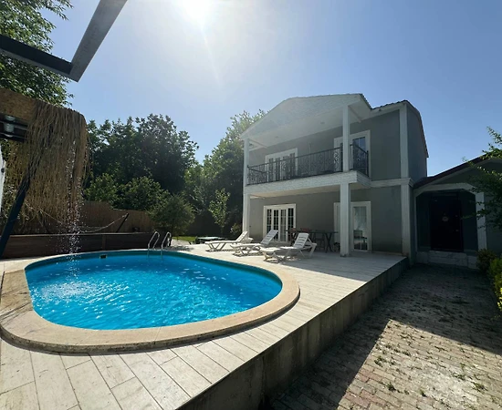 Sapanca Yanık'ta Yemyeşil Bahçeli, Özel Havuzlu, Geniş Villa - 1