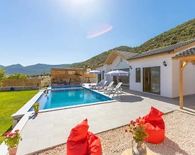 Kaş Sarıbelen'de Merkezi Konumda, Özel Havuzlu, Jakuzili Villa - 2