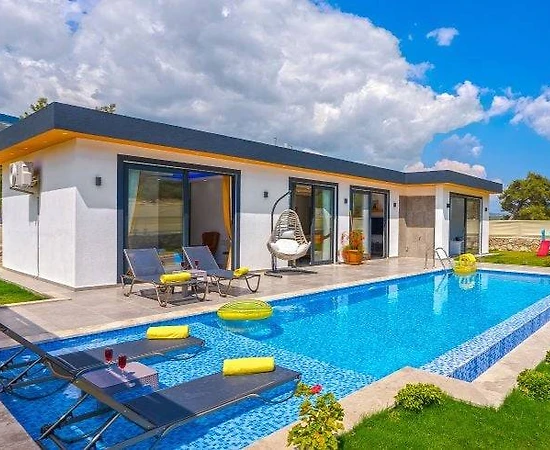 Kaş Sarıbelen'de Geniş Bahçeli, Özel Havuzlu, Konforlu Villa - 1