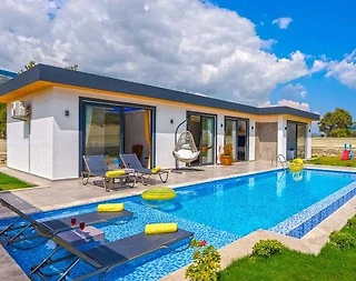 Kaş Sarıbelen'de Geniş Bahçeli, Özel Havuzlu, Konforlu Villa - 1