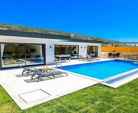 Kaş Sarıbelen'de Doğa İçerisinde, Özel Havuzlu, Oyun Alanlı Villa - 1