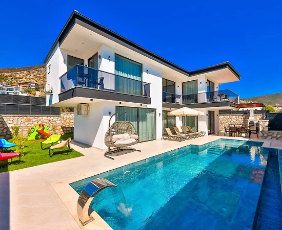 Kaş Yeşilköy'de Geniş Alanlara Sahip, Özel Havuzlu, Şık Villa - 1