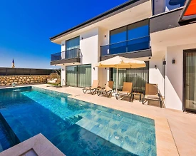 Kaş Yeşilköy'de Geniş Alanlara Sahip, Özel Havuzlu, Şık Villa - 2