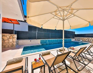 Kaş Yeşilköy'de Geniş Alanlara Sahip, Özel Havuzlu, Kiralık Villa - 4