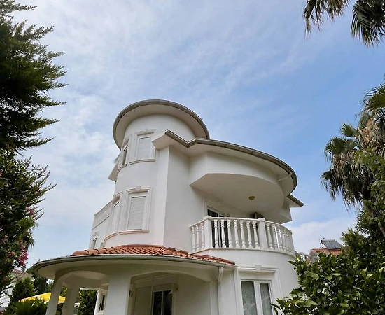 Serik Belek'te Elverişli Konumda, Özel Havuzlu, Kiralık Villa - 1
