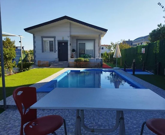 Serik Kadriye'de Elverişli Konumda, Geniş Bahçeli, Kiralık Ev - 1