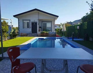 Serik Kadriye'de Elverişli Konumda, Geniş Bahçeli, Şık Ev - 1