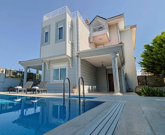 Serik Kadriye'de Geniş Ailelere Uygun, Özel Havuzlu, Konforlu Villa - 1