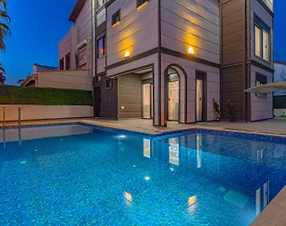 Serik Kadriye'de Geniş Bahçe İçerisinde, Özel Havuzlu, Konforlu Villa - 1